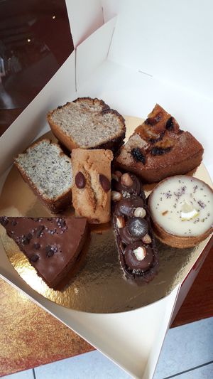 Gateaux chocolat, financiers, tarte citron, cake a emporter, gateau abricot et pêche at L'instant in Tours