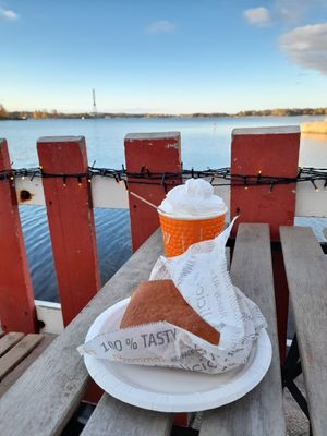 Vegan eromanga pie and hot chocolate with cream at Regatta in Helsinki