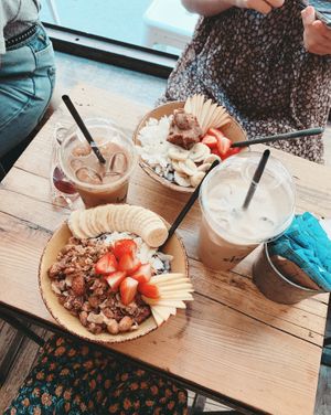 Açaí bowl and iced coffee at Shake Cafe - Del Corso in Florence