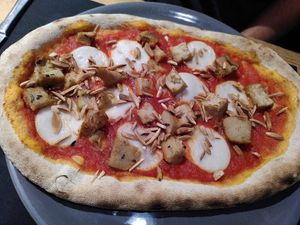 Vegan pizza 🍕😁 at Olivia Natural Bistrot in Siracusa