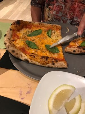 Nice crispy crust pizza at Olivia Natural Bistrot in Siracusa