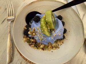 Kokosjoghurt mit Brombeeren und Granola  at Ecocirer in Mallorca