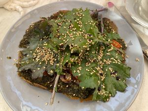 Grünkohl-Pizza mit Tomaten, Pesto und veganen Parmesan  at Ecocirer in Mallorca