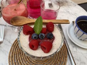 Veganer Cheesecake mit Nussboden und Beerenkompott  at Ecocirer in Mallorca