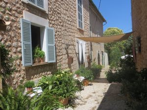 The patio. at Ecocirer in Mallorca