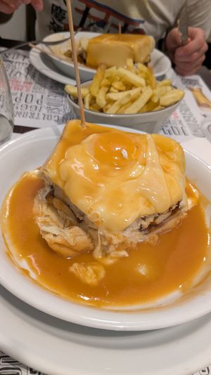 Francesinha végé (derrière une version vegan) at Lado B Cafe in Porto