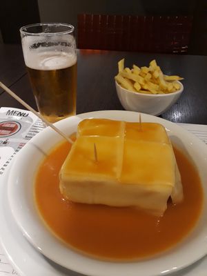 Francesinha vegana at Lado B Cafe in Porto