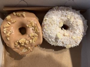 Nove verze jablecneho se skorici a Raffee at Blue Vegan Pig Shop in Prague