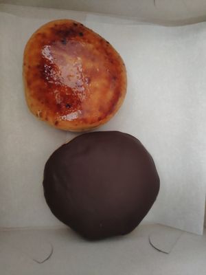 Boston cream and creme brulee #Veganuary at Blue Vegan Pig Shop in Prague