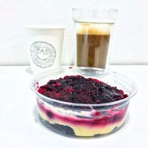 Latté a bezlepkový cheescake at Blue Vegan Pig Shop in Prague