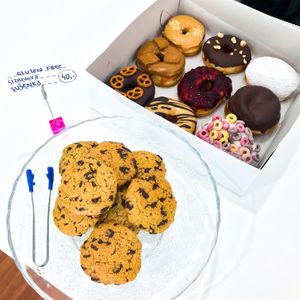 Bezlepkové sušenky a donuty at Blue Vegan Pig Shop in Prague