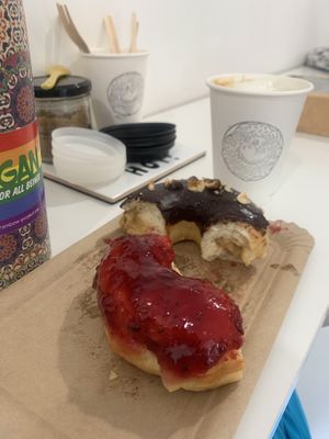 Und super leckere Donuts at Blue Vegan Pig Shop in Prague