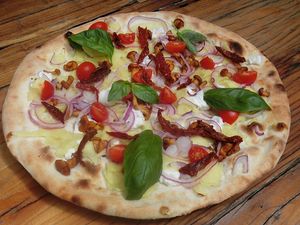 Pizza Finferlino mit Pfifferlingen, Cocktailtomaten, Basilikum, Zwiebel, Apfel, getrocknete Tomaten - sehr lecker! :) at Pizzeria Bistro Mediterraneo in Merano