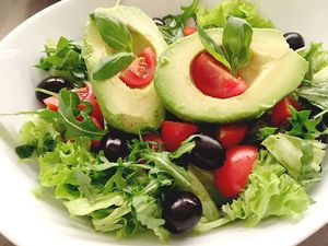 Salat Saftiger Italienier mit grünem Salat, Rauke, Cocktailtomaten, Oliven, Avocado und Basilikum - sehr lecker und nahrhaft! at Pizzeria Bistro Mediterraneo in Merano