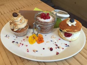 Vegan, ohne Zucker oder ohne Mehl - alle 3 hausgemacht und superlecker! at Pizzeria Bistro Mediterraneo in Merano