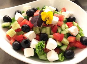 Der knackige Grieche mit grünem Blattsalat, Oliven, Tomaten, Gurken, Feta - gesund und lecker at Pizzeria Bistro Mediterraneo in Merano