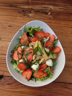 Spargel-Erdbeer-Salat at Pizzeria Bistro Mediterraneo in Merano