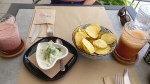 Tzaziki and chips at Elephant in the Room in Thessaloniki