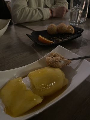 Eiscreme mit Mango & Sesambällchen 🍦  at Meiwei in Bielefeld