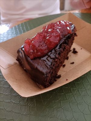 Brownie de xocolata amb melmelada de maduixa at Mandala Kitchen in Lescala