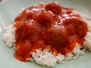 Mandonguilles de soja i albergínia amb arròs i tomàquet at Mandala Kitchen in Lescala