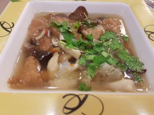 Fish maw e mushrooms. No noodles. But nice n hot. Not spicy at Talalask in Bangkok