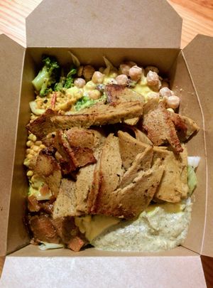 Vegan kebap box with hummus and vegetables at Gustav Grün - Wolbecker Straße in Muenster
