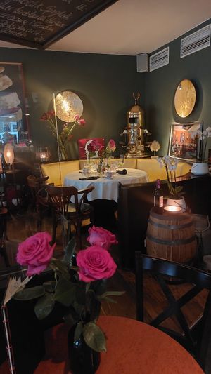 Sehr gemütliches Ambiente mit vielen Blumen at WunderBar in Guestrow