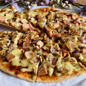 Neat Lovers
Our meatiest pizza
Topped with Vegchon (vegan lechon kawali), vegan ham, smoky straw mushrooms, herbed onions, and crumbles of our homemade Peppero-nice
Php450/box, Php65/slice at Indulge in Quezon City