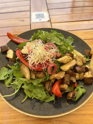 Brot mit Avocado, Rucola, Hummus und gegrillte Gemüse   at Leni Liebt Kaffee in Aachen
