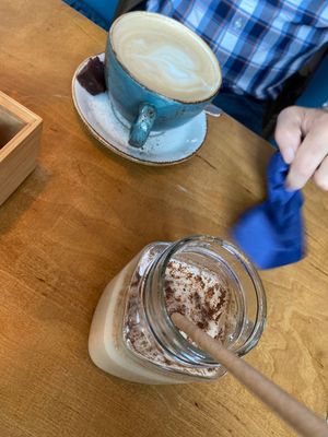 Chai Latte avec l it d’avoine et Grosser Milchkaffee  at Leni Liebt Kaffee in Aachen