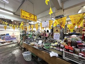 Lots of choices w homemade dishess  at Warorot Market Food Stall in Chiang Mai