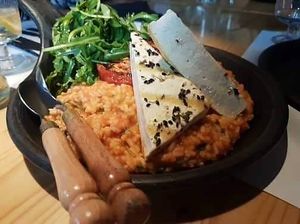 Tofu grelhado com arroz de tomate malandrinho, salada de rúcula e agrião. at De Pedra e Sal in Setubal