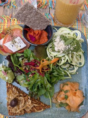 Tasting plate: menu in FR in next picture:
* Zucchini spaghetti w/ pesto
* Cashew mozzarella w/ tomatos
* Salad w/ nuts
* Guacamole
* Raw pizza ("pissaladiere")
* Melon carpacio at Les Baux Jus in Les Baux-de-provence