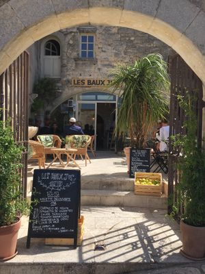 L'entrée très jolie at Les Baux Jus in Les Baux-de-provence