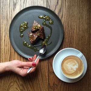 el "Goloso" (vegano) y café Latte at Verde Sazon in Santiago