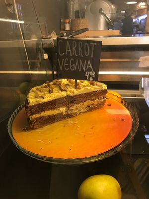 vegan carrot cake at Dempanadas in Valencia