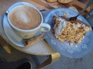 Coffe with oat milk and carrot cake at Dempanadas in Valencia