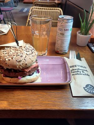 Veganer Rotebeteburger mit veganem Speck und Wasabimayo 💚😍 #Veganuary at Beetnut in Zurich