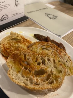 Hummus Teller mit eingelegten Tomaten  at Katzencafe Miezhaus in Bielefeld