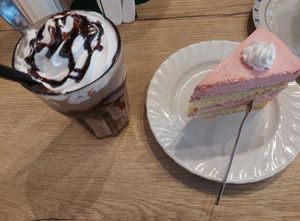 Raspberry cake and iced chocolate at Katzencafe Miezhaus in Bielefeld