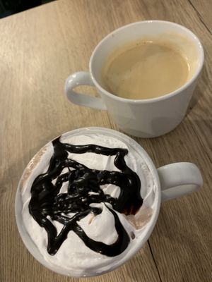Kaffee und Kakao mit Schokosoße  at Katzencafe Miezhaus in Bielefeld
