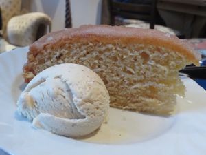 Lemon cake and vanilla ice cream (both vegan) at Katzencafe Miezhaus in Bielefeld