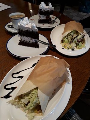 Tasty cakes and wraps at Katzencafe Miezhaus in Bielefeld