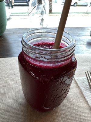 Antioxidante smoothie 😊  at Raizes in Quarteira