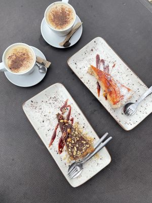 Snicker and papaya “cheesecake” with oat cappuccino  at Raizes in Quarteira