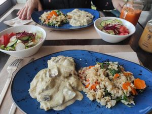 Bifinhos de tofu com molho de cogumelos at Raizes in Quarteira