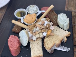vegan cheese board at Raizes in Quarteira