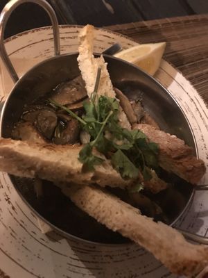 Garlic mushrooms at Raizes in Quarteira