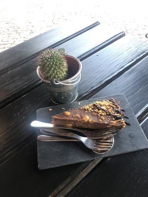 Snickers cheesecake: indulgent, decadent, and absolutely worth the visit at Raizes in Quarteira